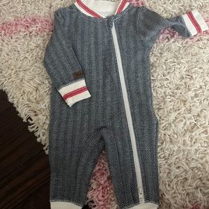 Baby boy outfit size NEWBORN.